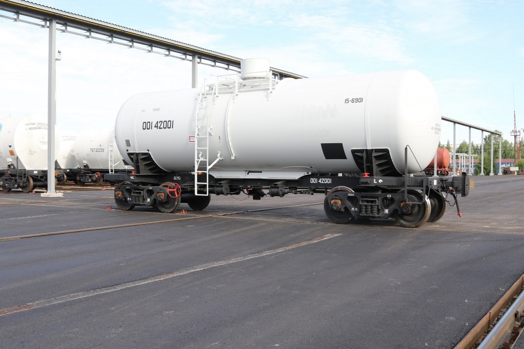UWC's tank cars for transportation of concentrated nitric acid.JPG